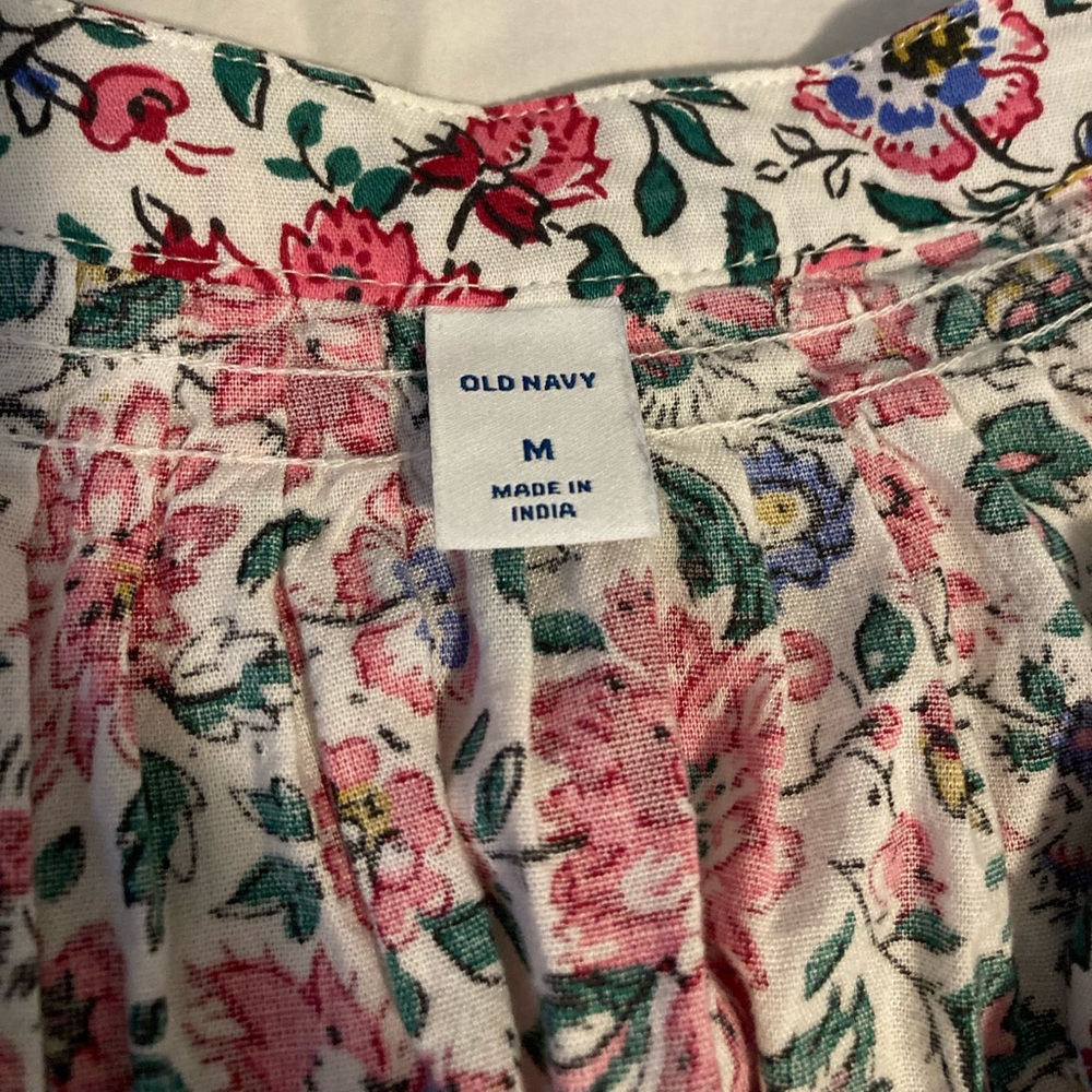 ❌ SOLD ❌   Floral Pattern Woman’s V Neck Blouse - Picture 2 of 3
